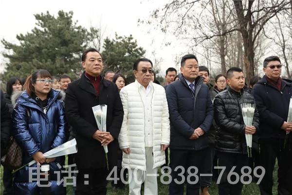 嘉宾向侯耀文先生铜像鞠躬致意并敬献花篮 嘉宾向侯耀文先生铜像鞠躬致意并敬献花篮